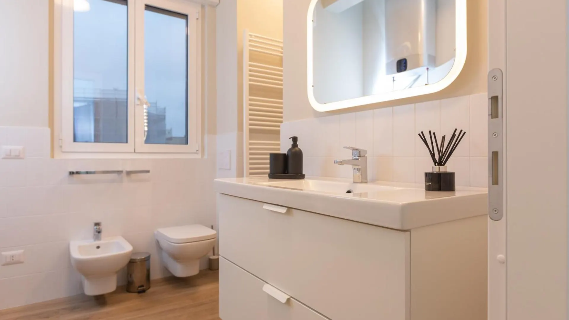 Dreams Exclusive Apartments With Terrace - Free Parking - M1 Station - Near Center 米兰
